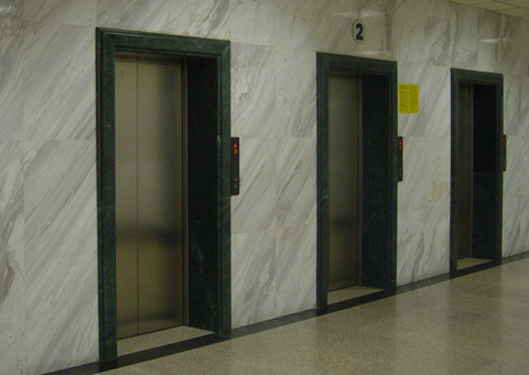 萬一不慎被困電梯怎么辦？